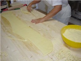 Particolare della lavorazione della pasta fatta a mano