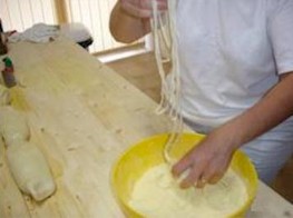 Particolare della lavorazione della pasta fatta a mano