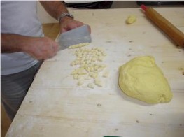 Particolare della lavorazione della pasta fatta a mano